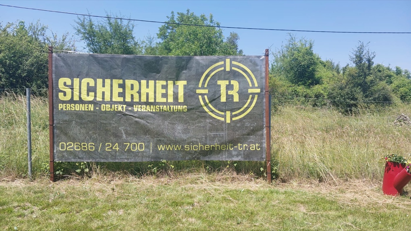 Sicherheit-TR Werbebanner am Festgelände