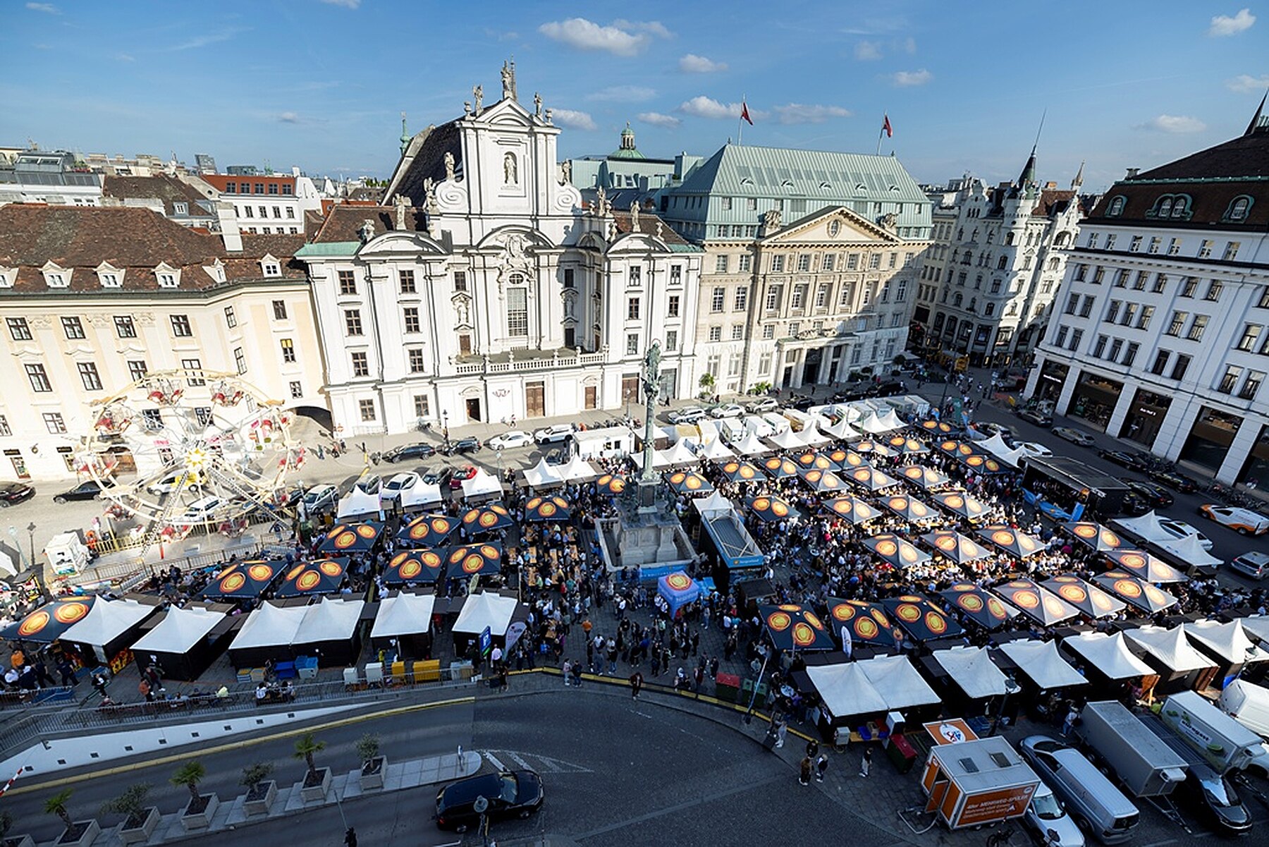 Kultinarium-Festival am Wiener Michaelerplatz mit Marktständen und Riesenrad vor der Hofburg