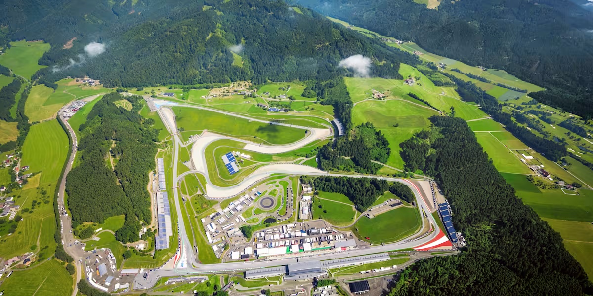 Red Bull Ring Spielberg aus der Vogelperspektive — Strecke und Tribünen umgeben von der steirischen Berglandschaft