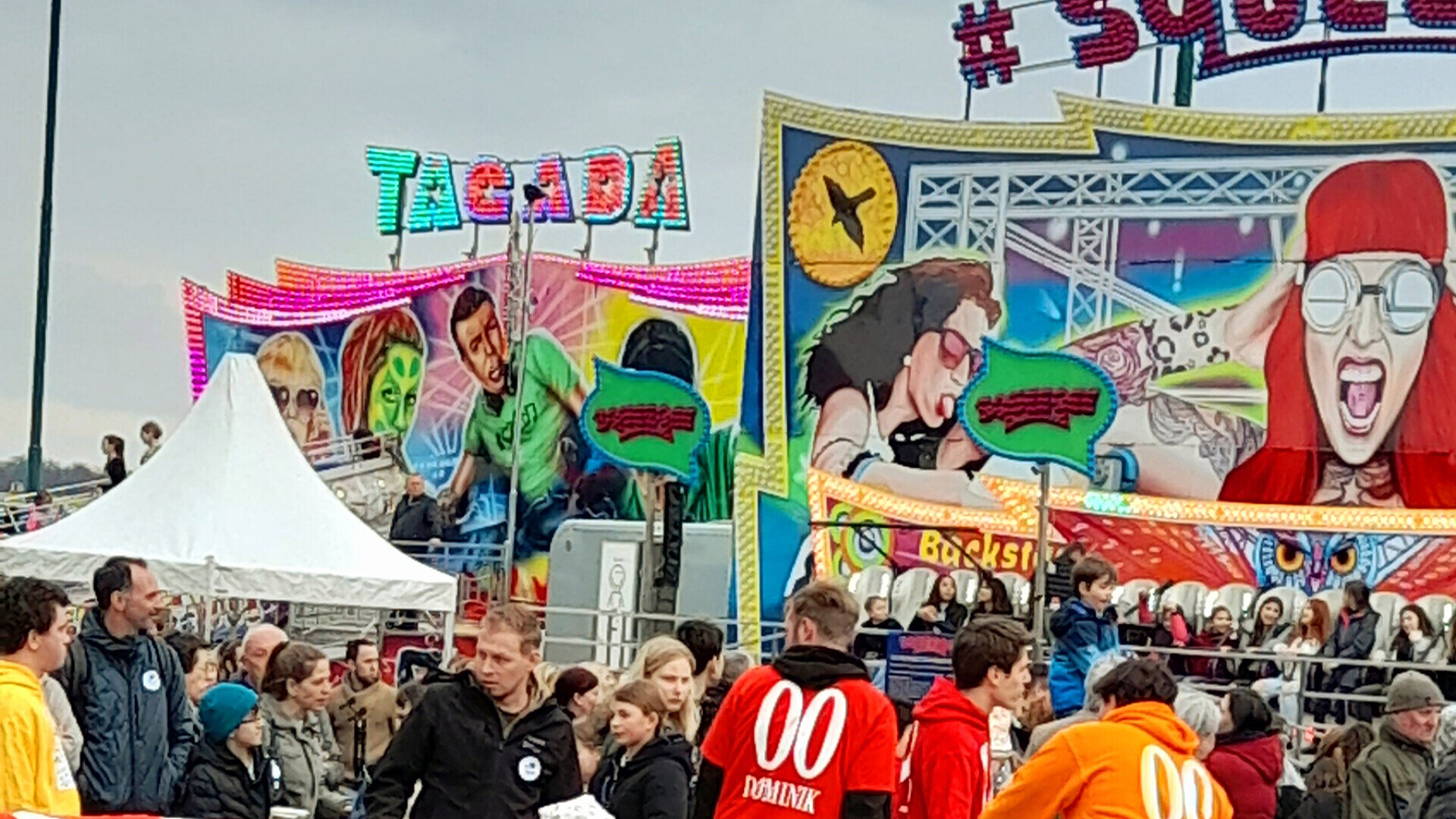 Wagi-Kirtag mit Fahrgeschäften, Imbissständen und tausenden Besuchern