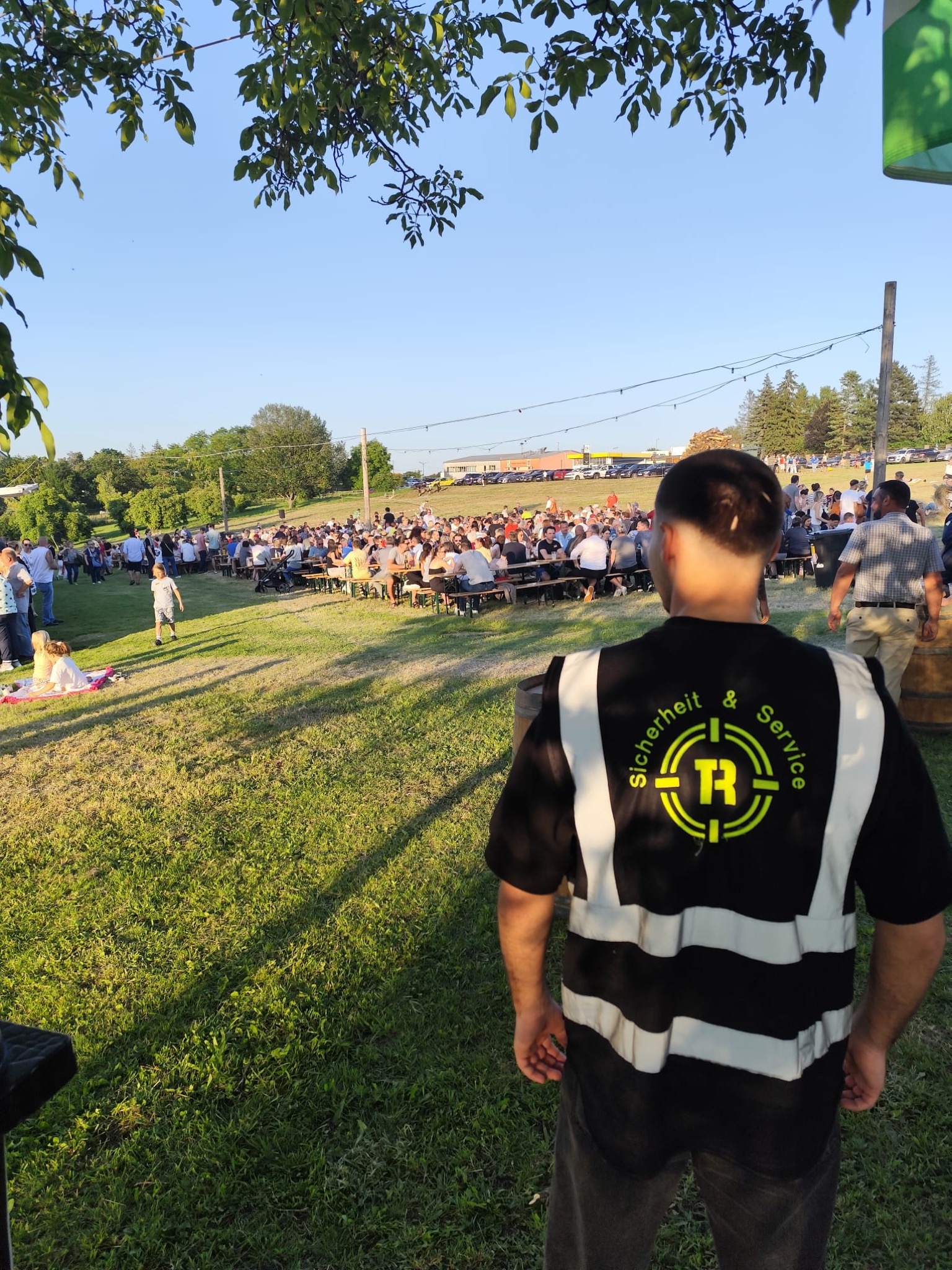 Sicherheit-TR Mitarbeiter in Sicherheitsweste im Einsatz bei einer Open-Air-Veranstaltung